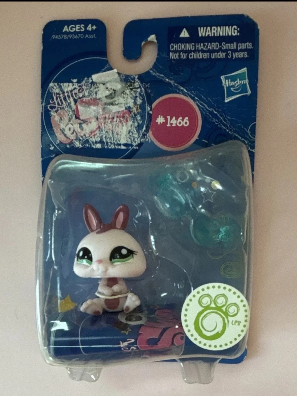 Hasbro Littlest Pet Shop Bunny Figure w/ Accessory #1466 (2008) Ages 4+